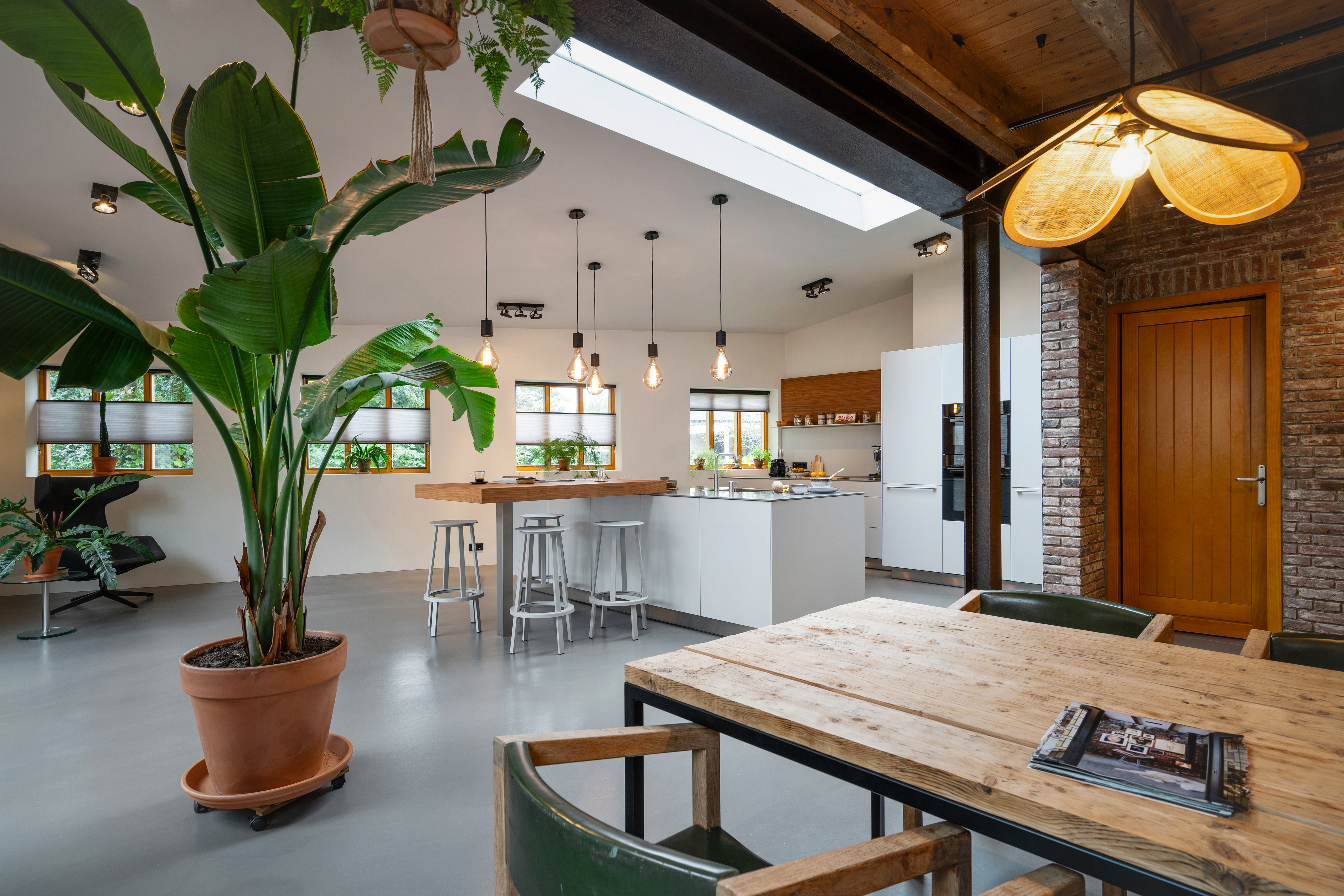 industriële keuken in platina grijs met noten bar en achterwand, foto 4